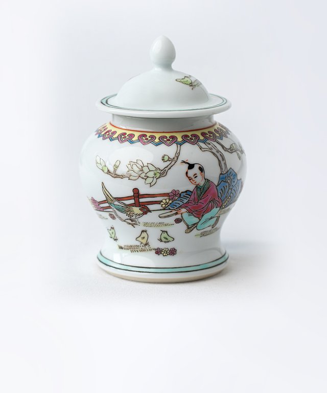 Чайница "Монах и курочки в императорском саду"